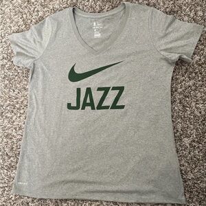Nike Utah Jazz Women's Short Sleeve V-Neck Tee Large Athletic Cut The Nike Tee